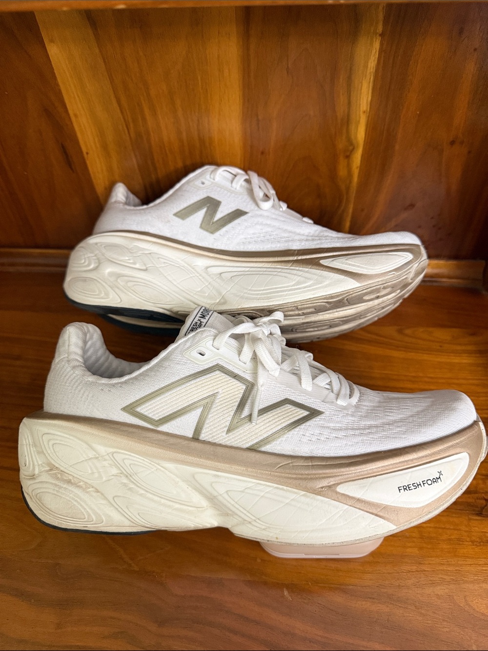 New Balance Women's White Sea Salt & Light Gold Metallic Fresh Foam X V5 - Picture 4 of 6